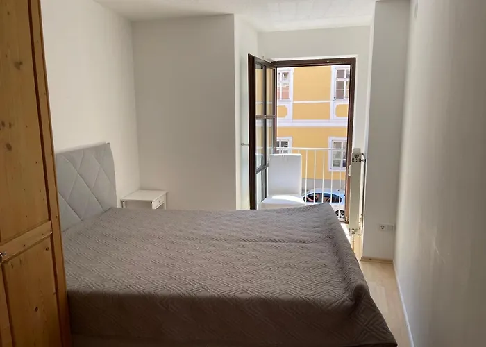 Helle Zwei-Zimmer-Stadt-Wohnung Am Bismarkplatz Mit Tiefgarage